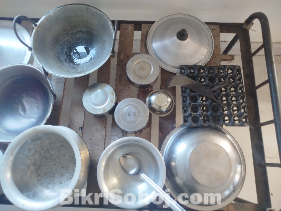 কিচেনে ব্যবহৃত জিনিসপত্র